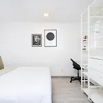 Minimalist La Pecera *