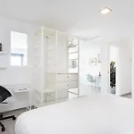 Minimalist La Pecera *
