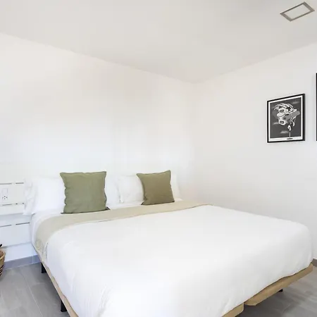 Minimalist La Pecera *