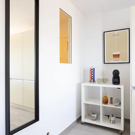 Minimalist La Pecera